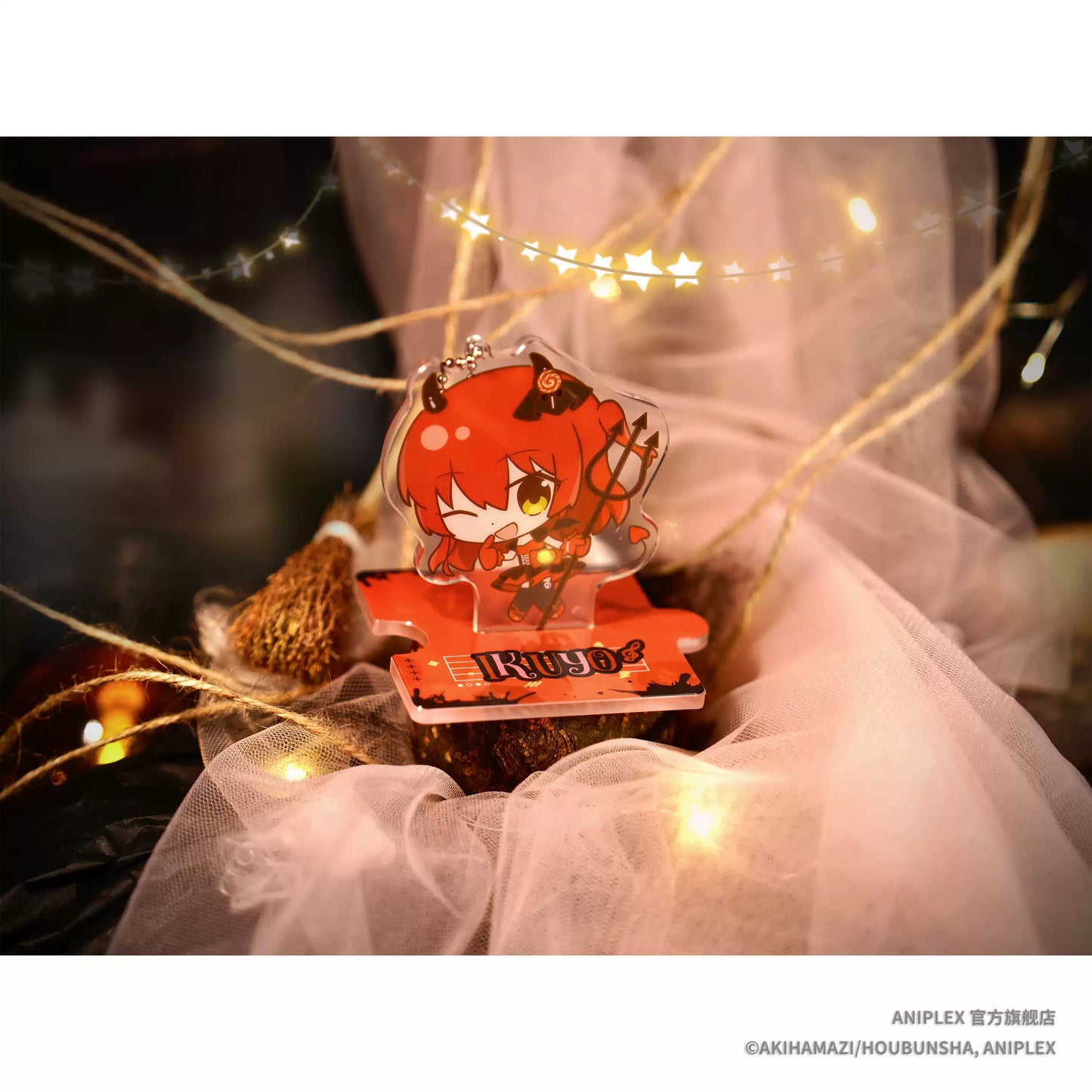 A Halloween theme acrylic mini stand of Bocchi the Rock! character Kita Ikuyo, she's wearing vampire like cloth, with a pair of wings